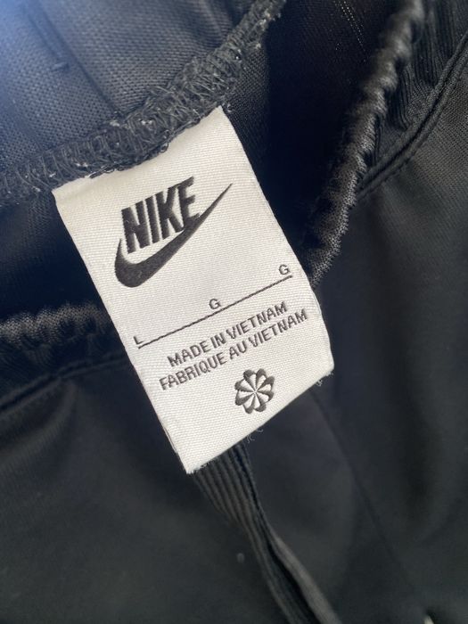 Спортивные штаны бренда Найк на лампасах