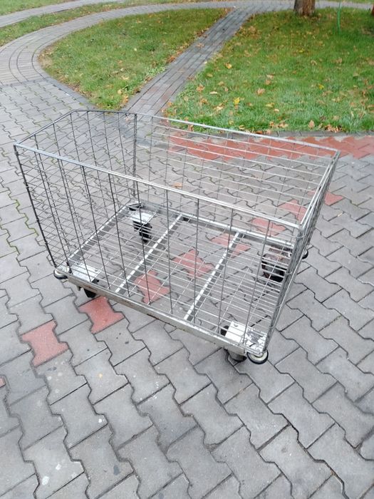 Duży kosz na kółkach