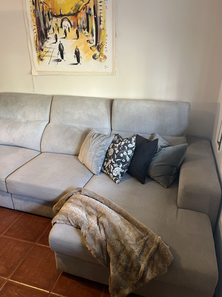 Sofá chaise-longue com pouco uso.