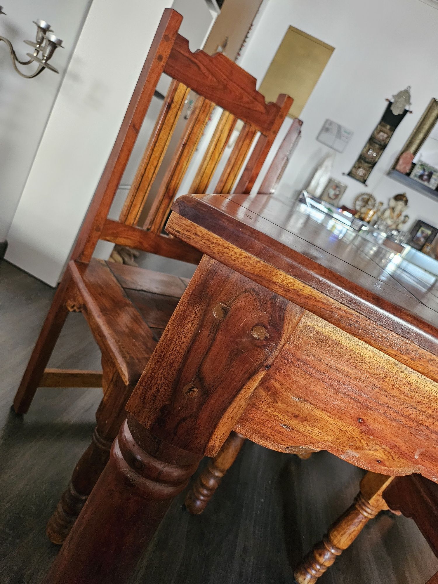 Mesa de jantar em madeira maciça