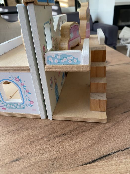 Zamek , domek drewniany z elementami