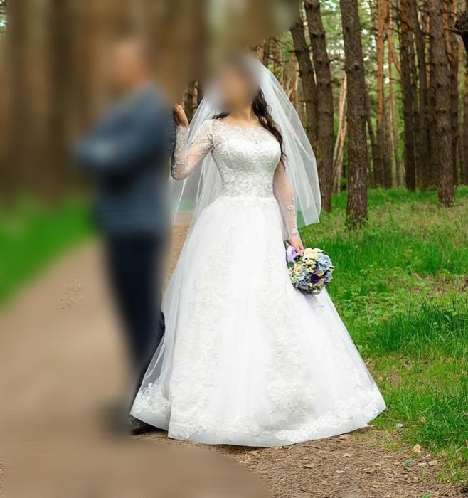 Весільна сукня білого кольору