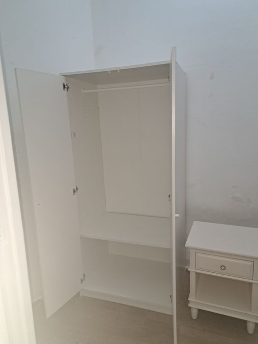 Roupeiro ,cama, colchão e mesa de cabeceira