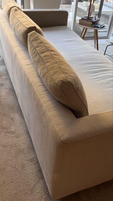 Sofa  de  sala em muito bom estado , beige 3 almofadas.