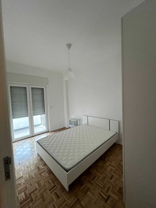 Arrenda-se apartamento T4 Laranjeiro