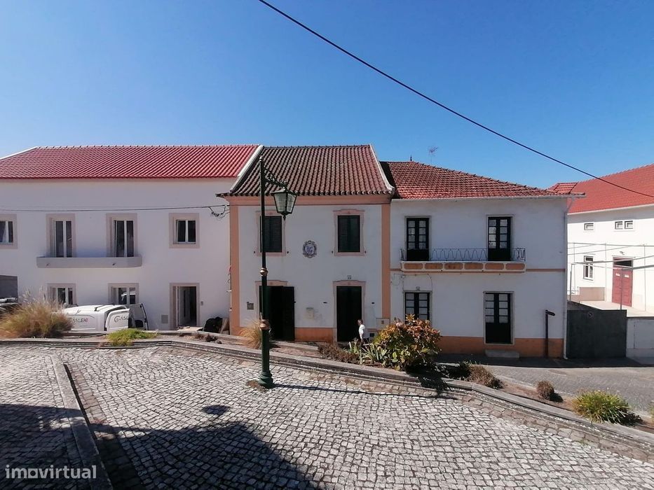 Moradia T4 em banda com garagem e terreno – Juncal