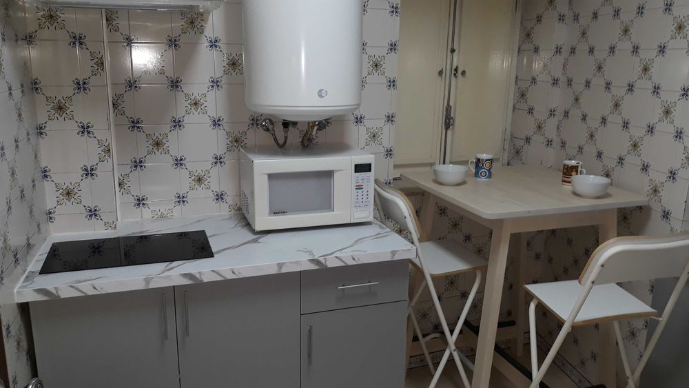 Quarto CASAL, num T2 CENTRO Lisboa. Metro Chiado Ler texto.