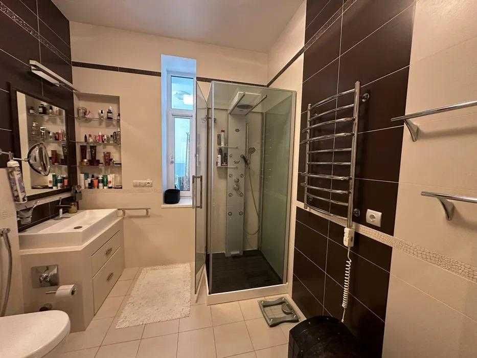 Центр, двокімнатна квартира з якісним  ремонтом та великим гардеробом