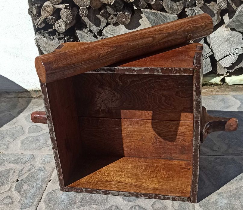 Medida de madeira com o respetivo pau, serve também para decorar