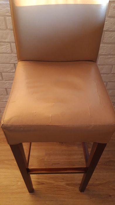 Zestaw stół i dwa Hokery