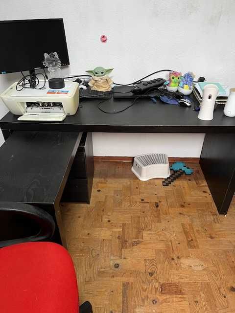 Secretária IKEA e modulo de gavetas