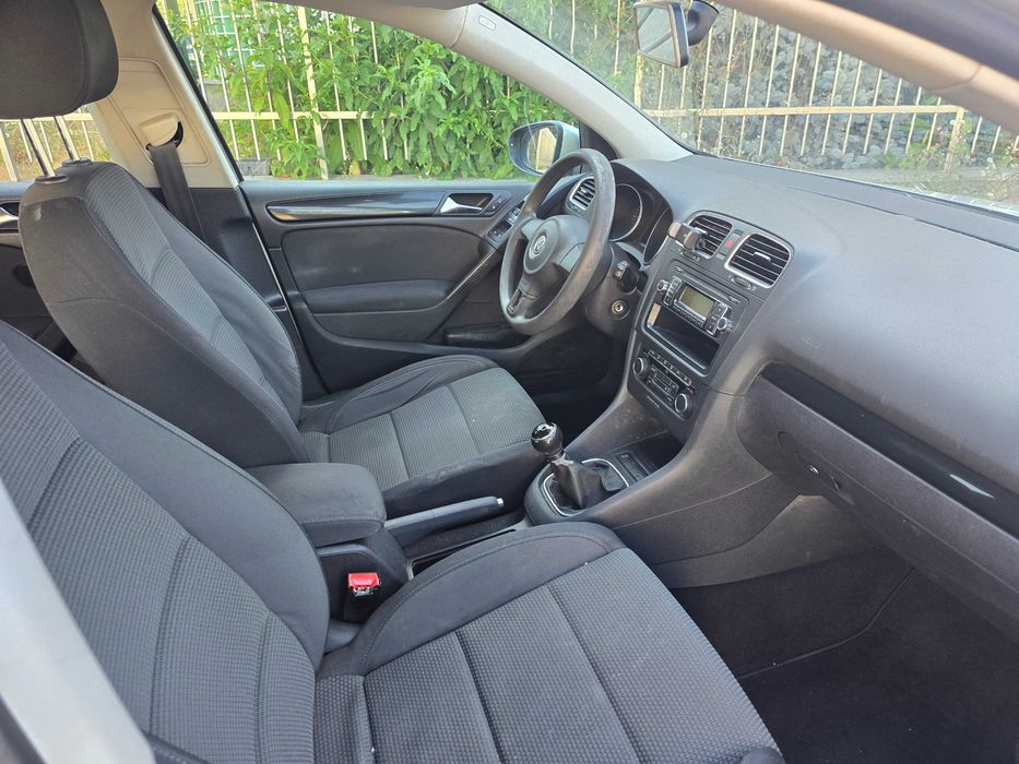 Golf  1.6tdi Posiadam  inne  auta  z włoch całe i uszkodzone