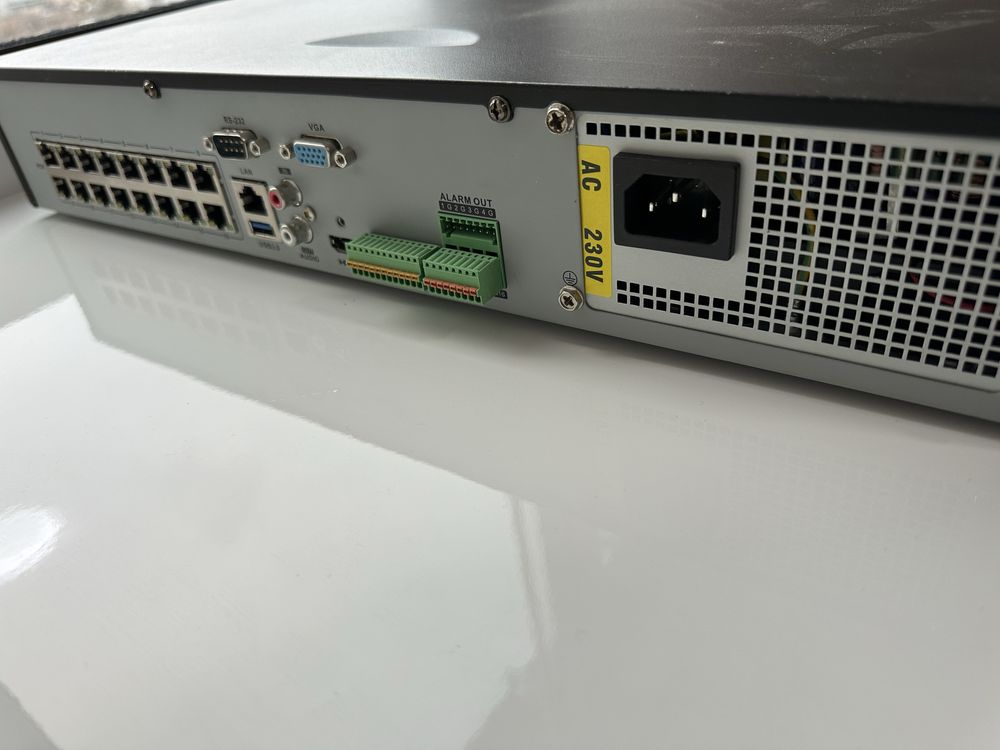 Відеореєстратор з PoE Hikvision DS-7716NI-E4-16P