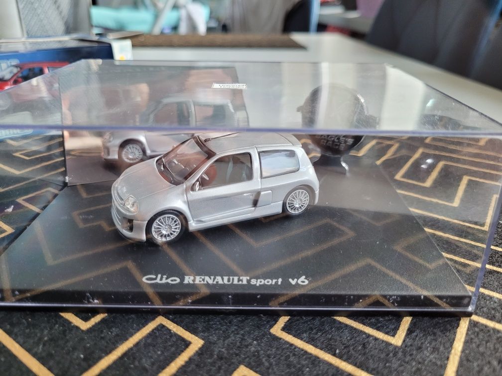 Renault Clio V6 ph I 1:43 universal hobbies