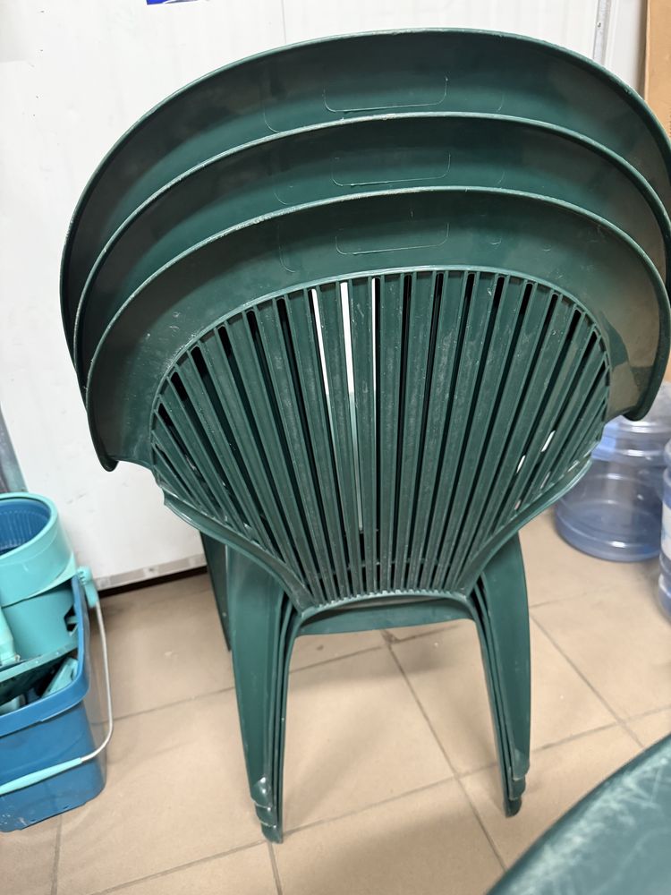 Stół plus 3 krzesla plastikowe zielone