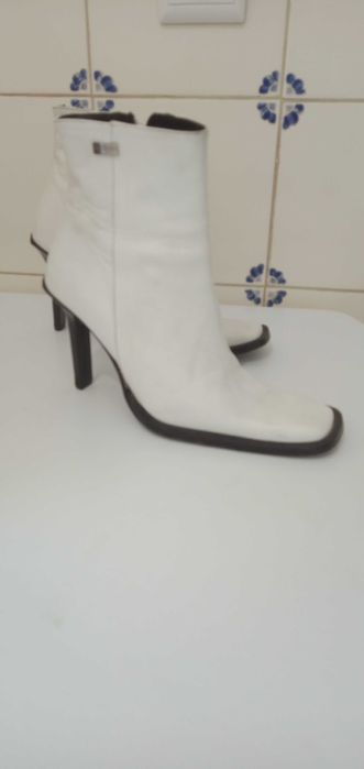 Botim de pele Branco, tacão alto, fecho preto, Paulo Brandão 20€