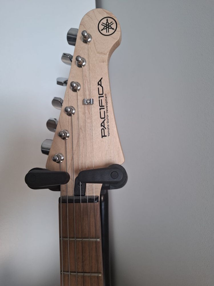 Gitara Yamaha Pacifica 012 + wzmacniacz Marshall MG 15, statyw, kabel