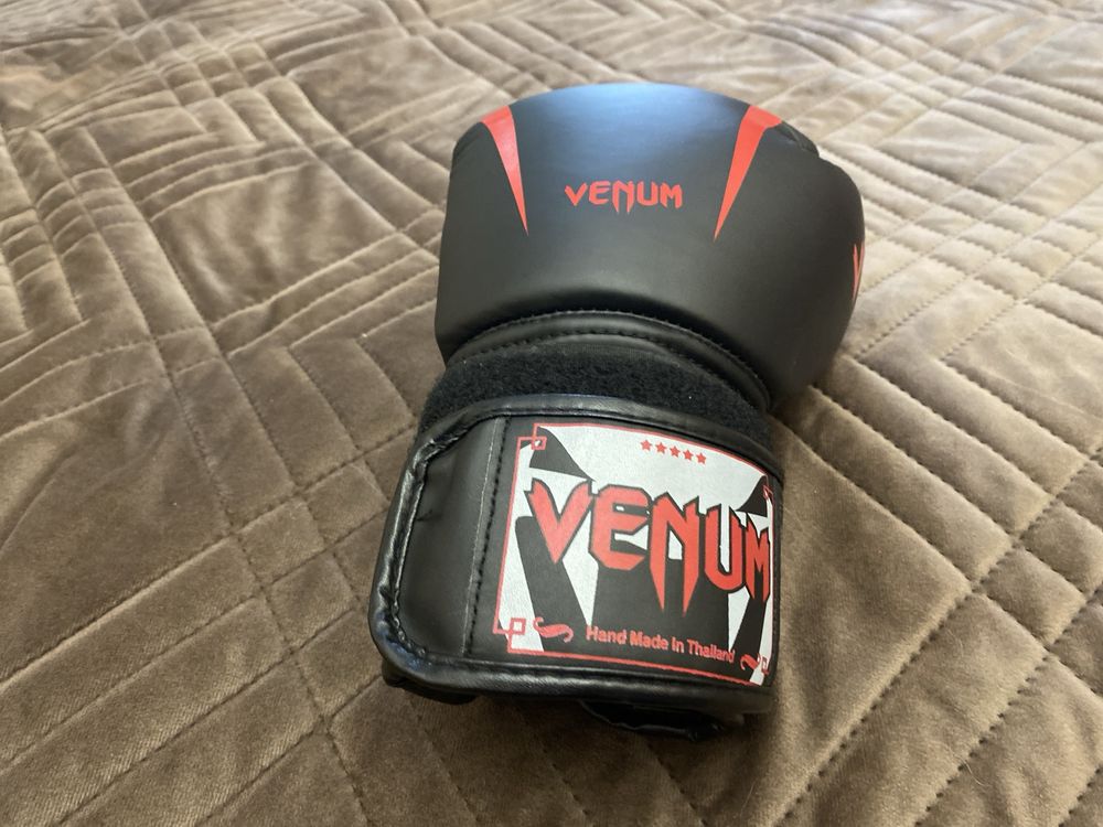 Боксёрские перчатки Venum