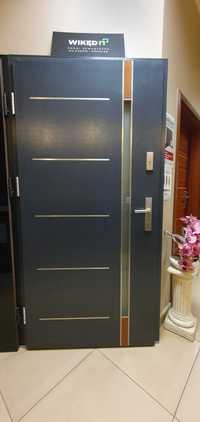 Drzwi zewnętrzne aluminiowe WIKĘD wzór FI04D - model z wystawki