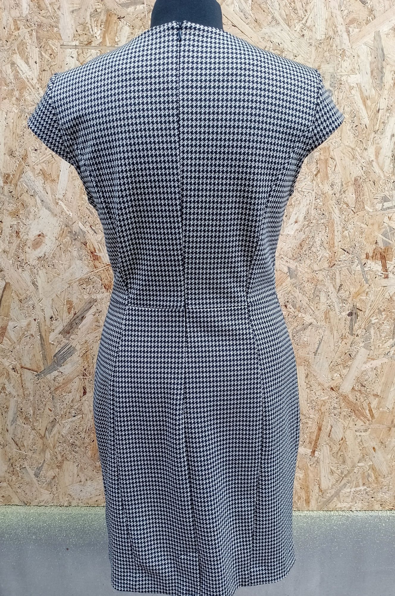 Sukienka midi w elegancki wzór marki H&M rozmiar 38