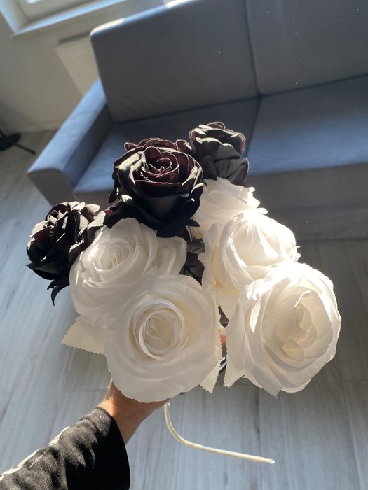 Bukiet 10 SZTUK RÓŻA (szcztuczna- biala & czarna)