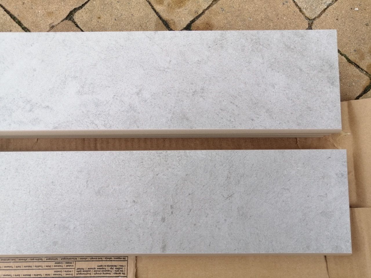 Cokoły płytek ceramicznych Concept gres 9.8x60 cm szare.