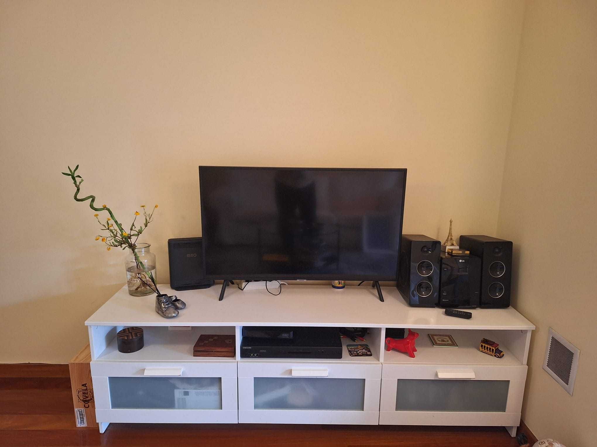 RACK para TV, Cor Branca, com 3 Gavetas IKEA