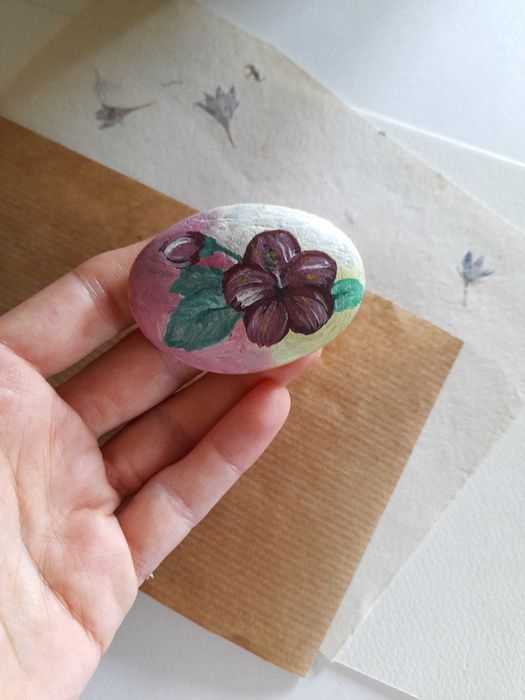 Pisa-papéis com tema flor de hibisco