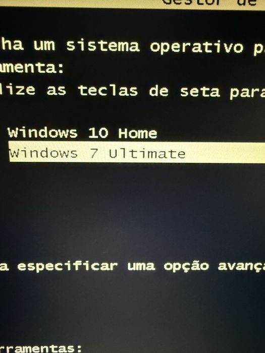 Computador com monitor e teclado e rato e colunas e com Windows 10