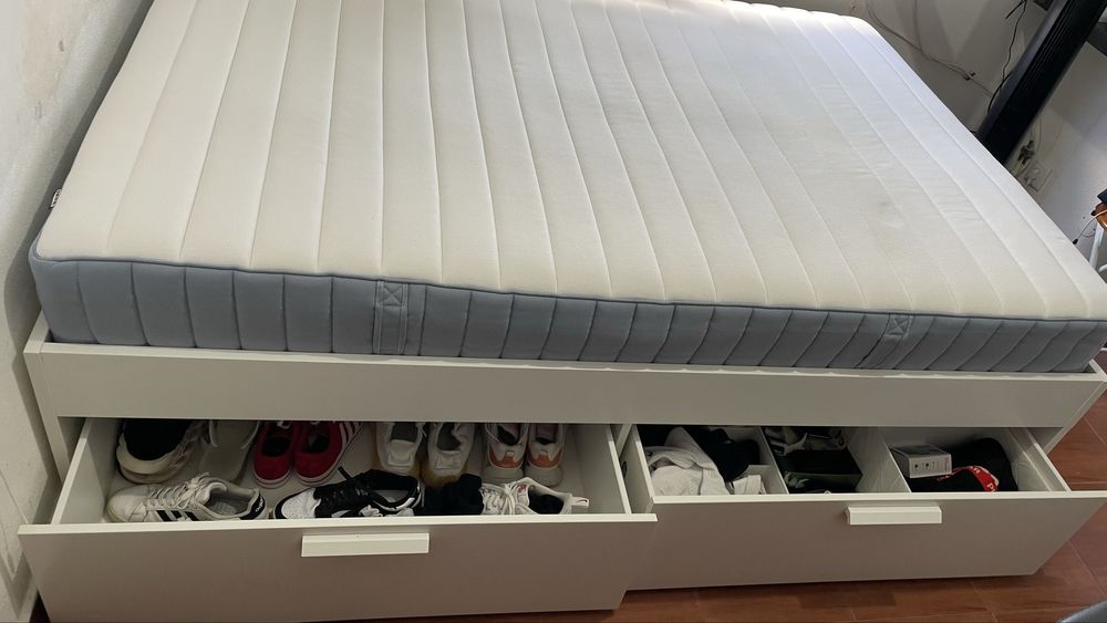 Cama casal 4 gavetas + colchão ortopedico  140x200 em ótimo estado