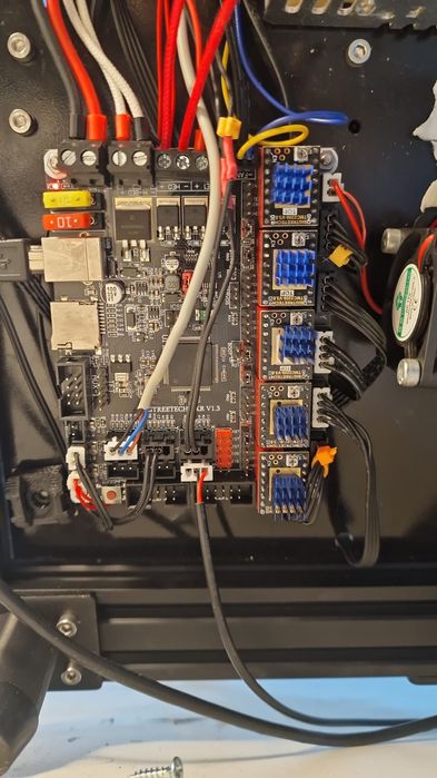 Creality CR10 - impressora 3D 

Extrusão direta
Sensor de nivelamento