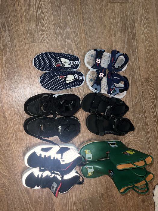 Взуття на хлопчика і дівчинку