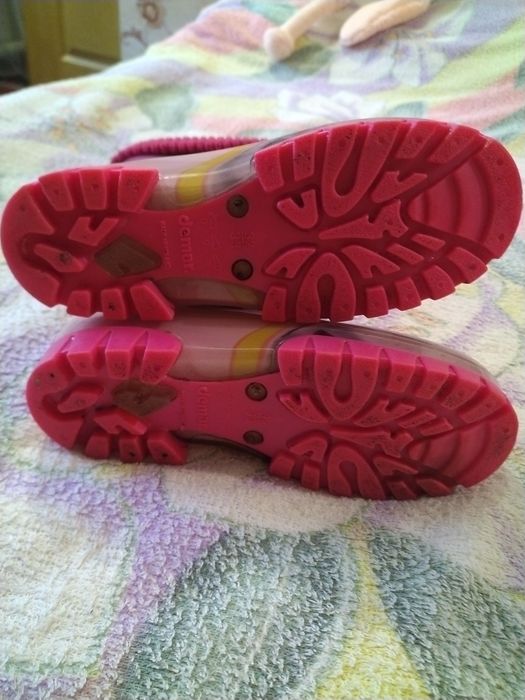 Резиновые детские сапоги на девочку