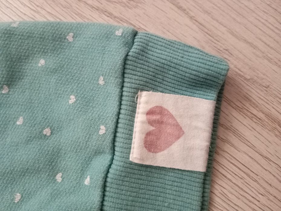 Bluza dziewczęca w miętowym odcieniu ozdobne serca