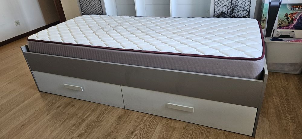 Cama + colchão + guarda fatos
