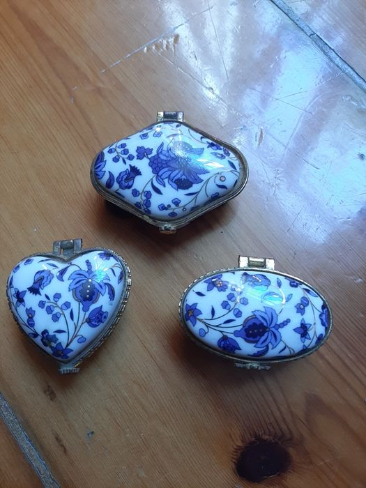 Caixas de comprimidos em porcelana. V.p.ind.