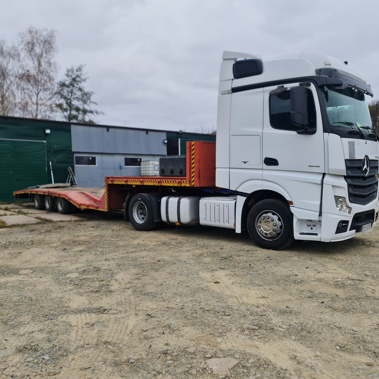 Transport Lawetą do przewozow maszyn i pojazdow. Pomoc drogowa.