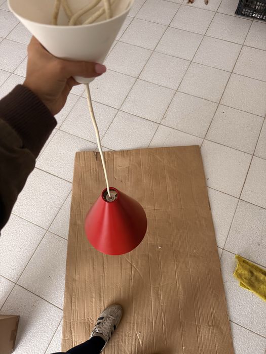 Candeeiro de teto vermelho