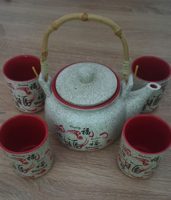 Набір чашки і заварник