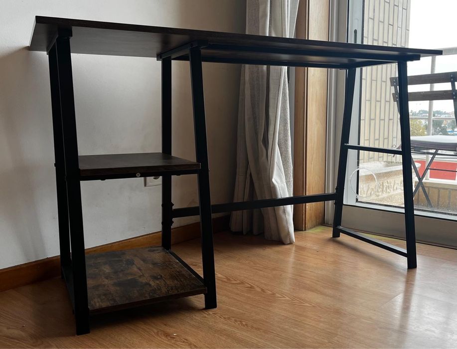 Secretária com Prateleiras