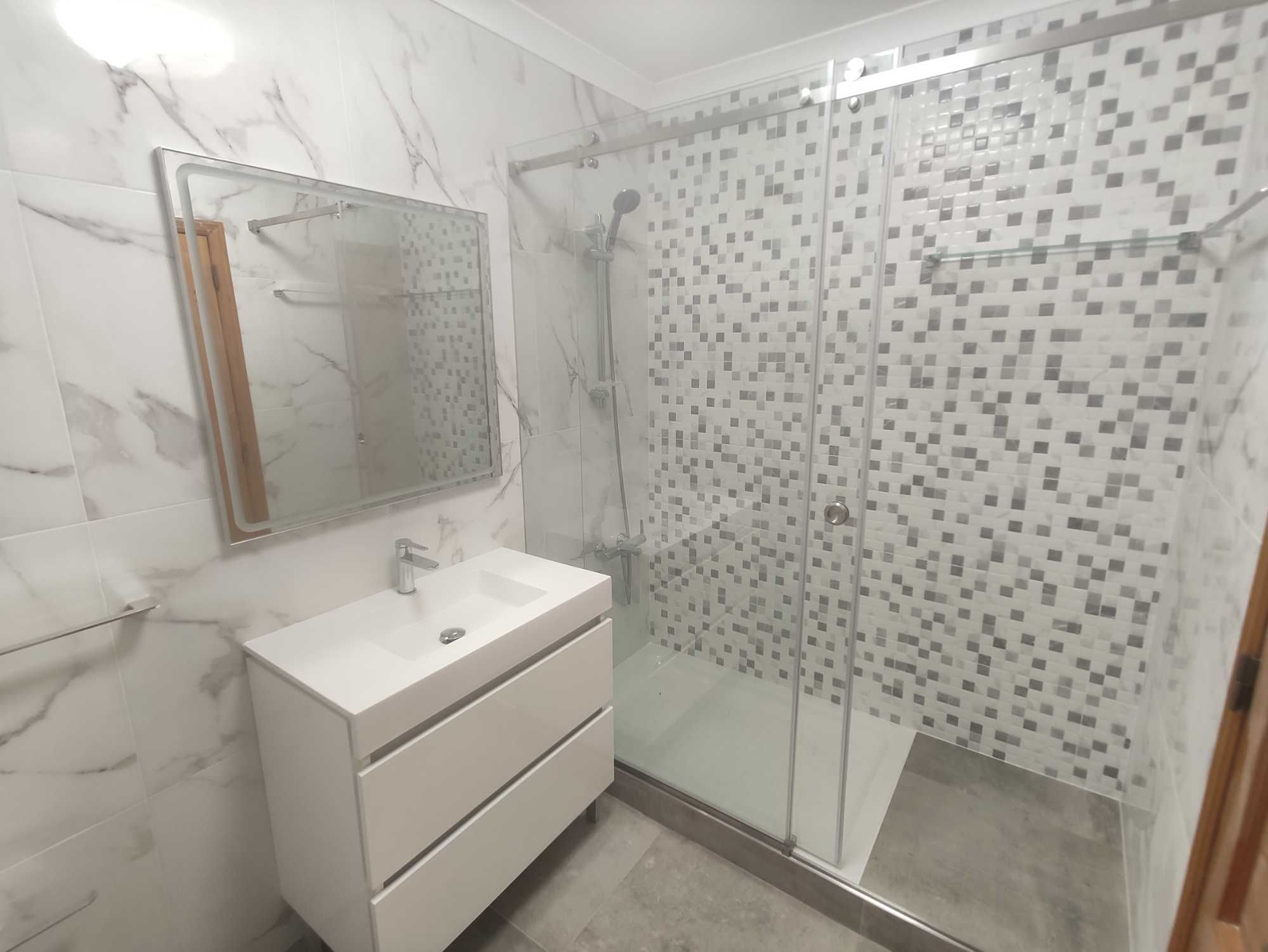 Renovação de casas de banho e colocação de azulejos
