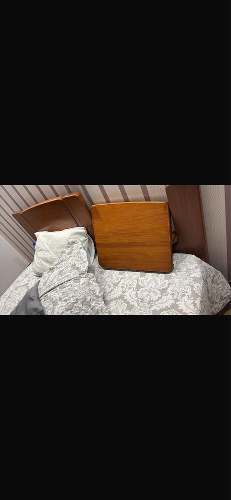 Cama com encosto e estrado