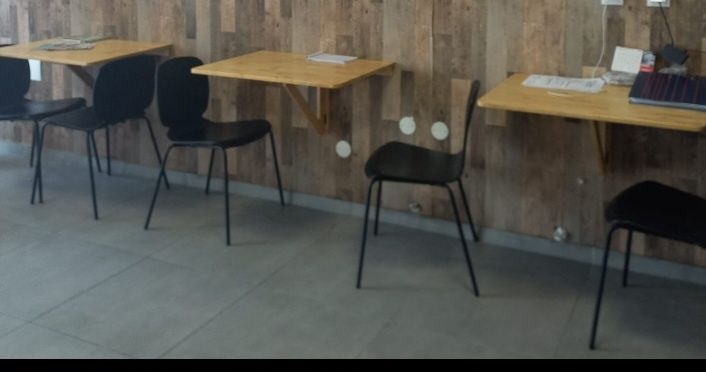 Conjunto de 3 mesas e 5 cadeiras