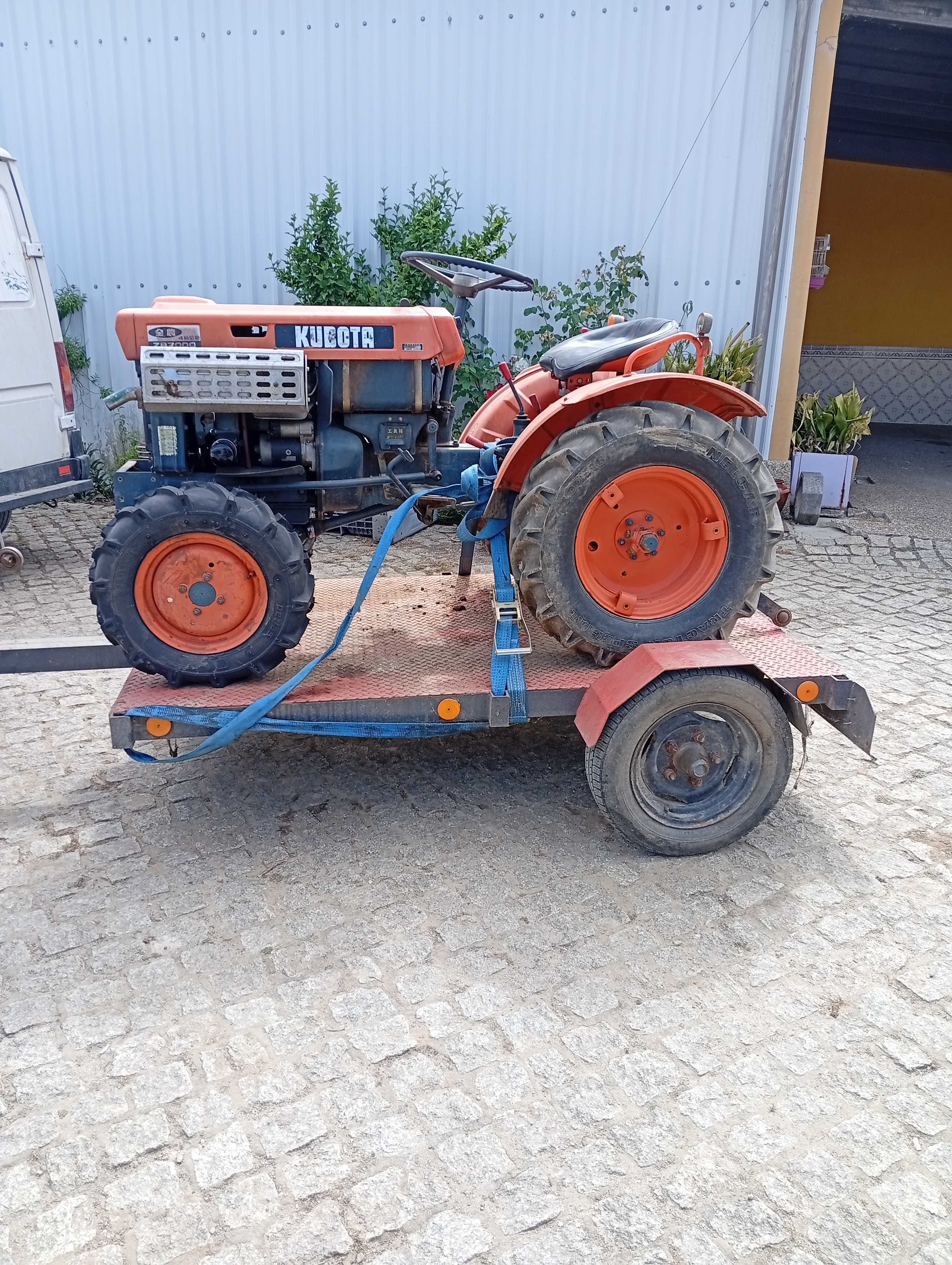 Kubota B7000 com alfaias