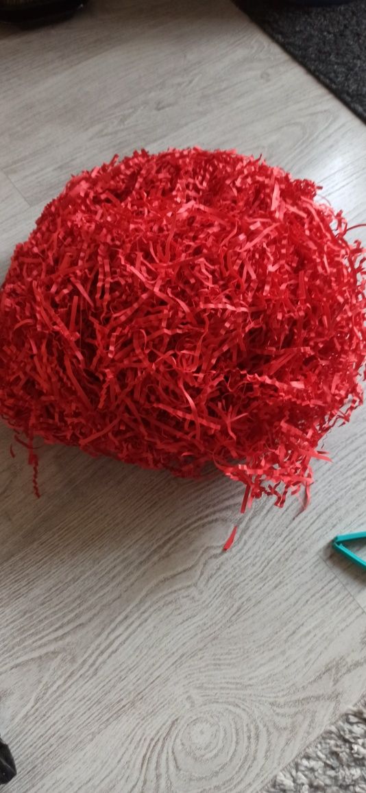 Wypełniacz papierowy  naturalny dekoracyjny czerwony do prezentów