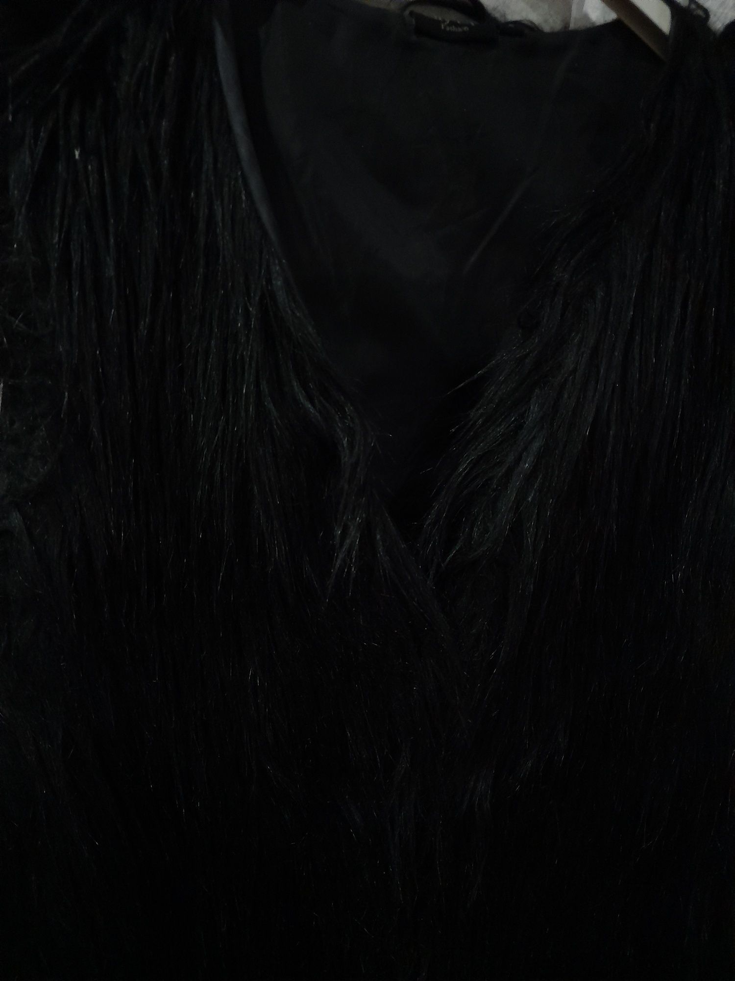 Taniej Czarne futerko kamizelka z bardzo długim błyszczący włosem zapi