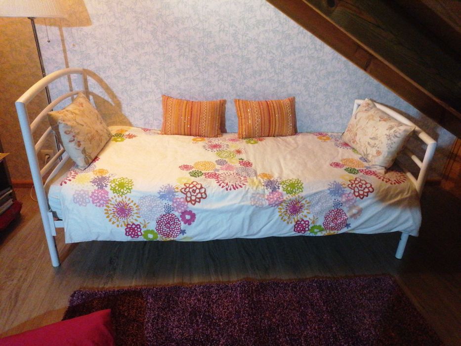 Cama de solteiro branca com colchão