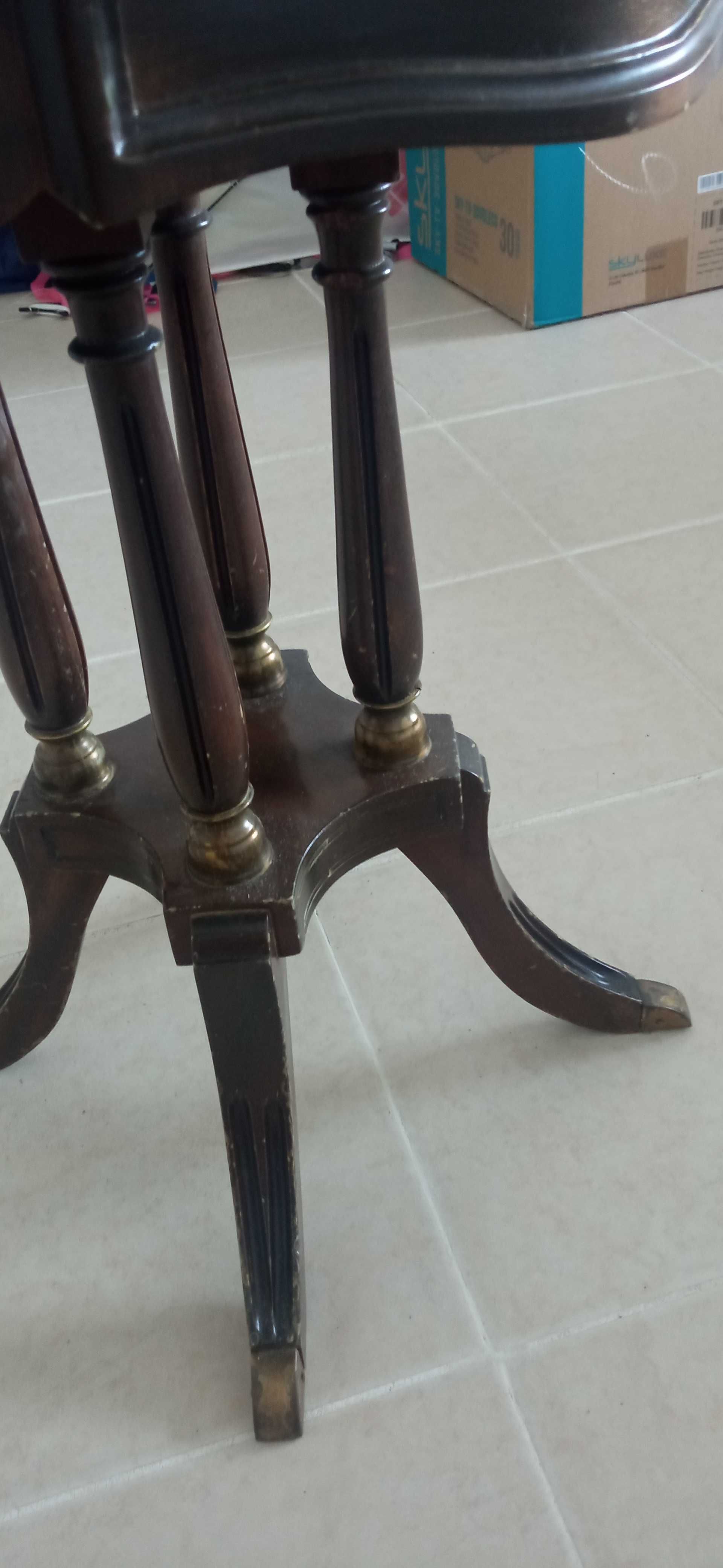 Mesa de apoio 4 pés em mogno trabalhado