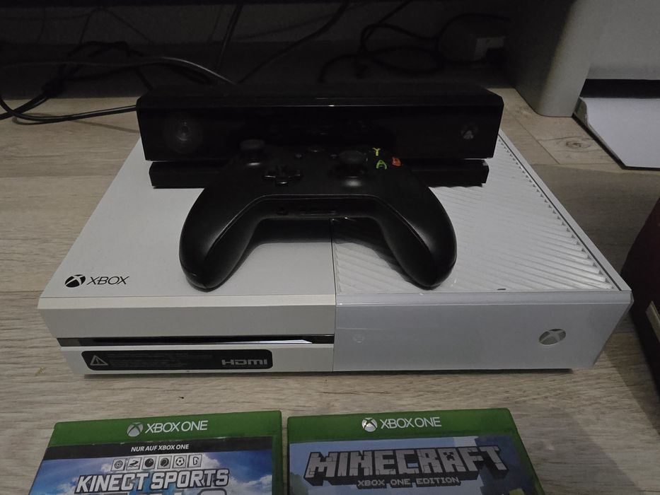XBOX One 500GB, pad, kinect plus 8gier.