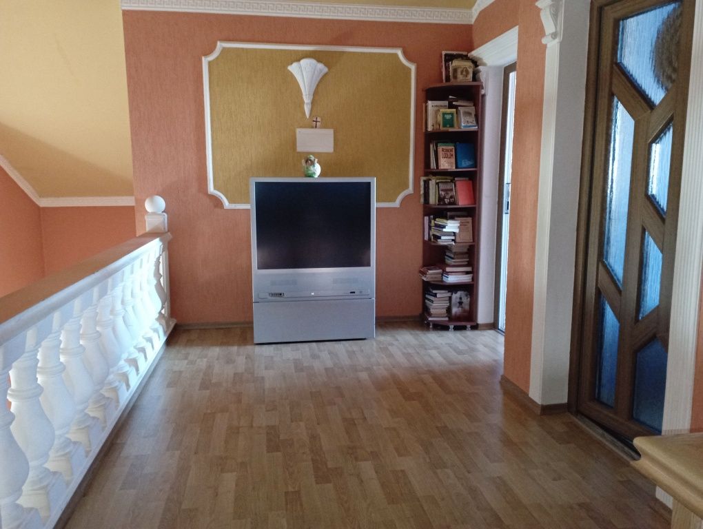 Дім 200 м2 ділянка 12 сотин Берегово Виноградна